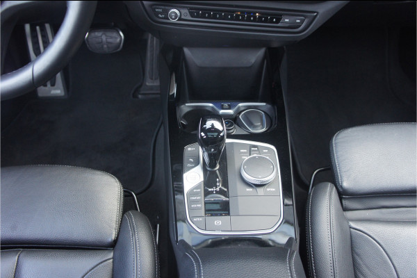 BMW 1-serie M135i xDrive Panoramadak, Parkeerhulp