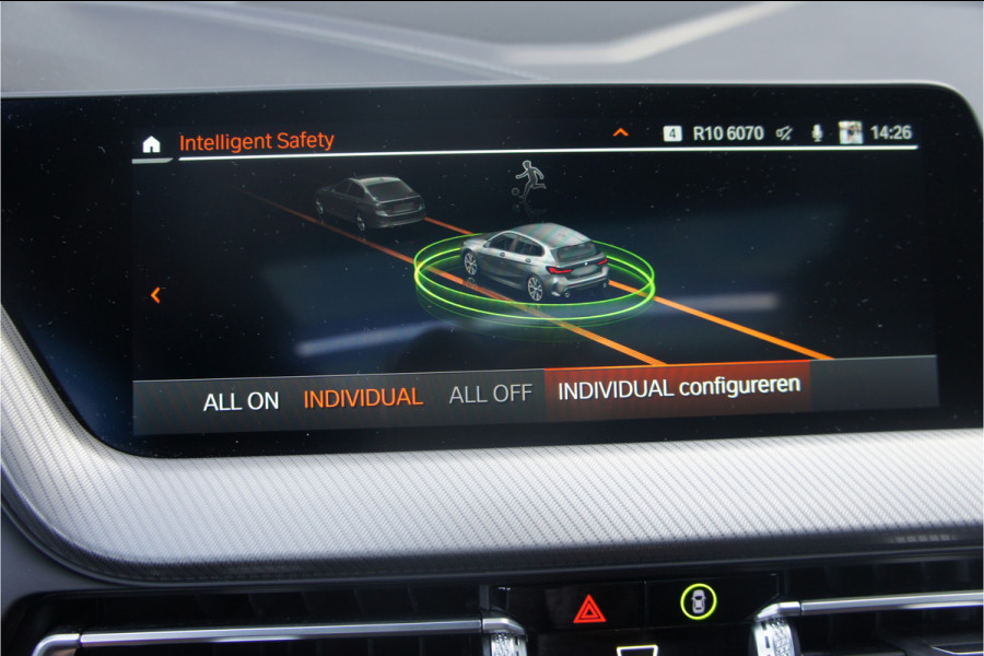 BMW 1-serie M135i xDrive Panoramadak, Parkeerhulp