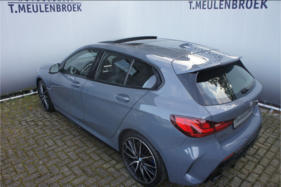 BMW 1-serie M135i xDrive Panoramadak, Parkeerhulp