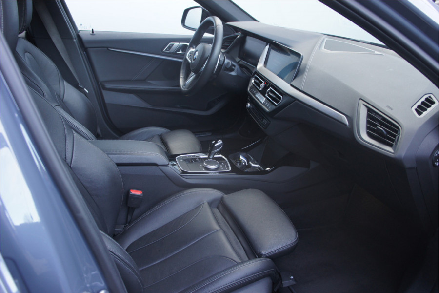 BMW 1-serie M135i xDrive Panoramadak, Parkeerhulp