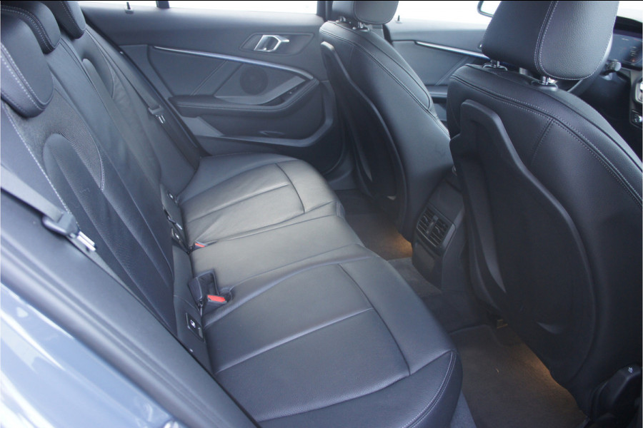 BMW 1-serie M135i xDrive Panoramadak, Parkeerhulp