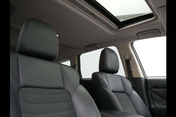 Mitsubishi Outlander 2.4 Intense0+ Plug In Hybrid 225pk Dealer O.H. PHEV | Trekhaak Afneembaar | Schuif-/Kanteldak | Camera | Sportstoelen & Stuur Verwarmd | LED Koplampen | Keyless | Apple Carplay | Blis | DAB |