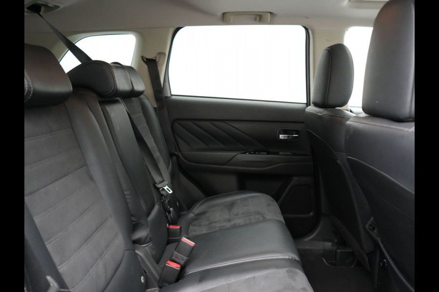 Mitsubishi Outlander 2.4 Intense0+ Plug In Hybrid 225pk Dealer O.H. PHEV | Trekhaak Afneembaar | Schuif-/Kanteldak | Camera | Sportstoelen & Stuur Verwarmd | LED Koplampen | Keyless | Apple Carplay | Blis | DAB |