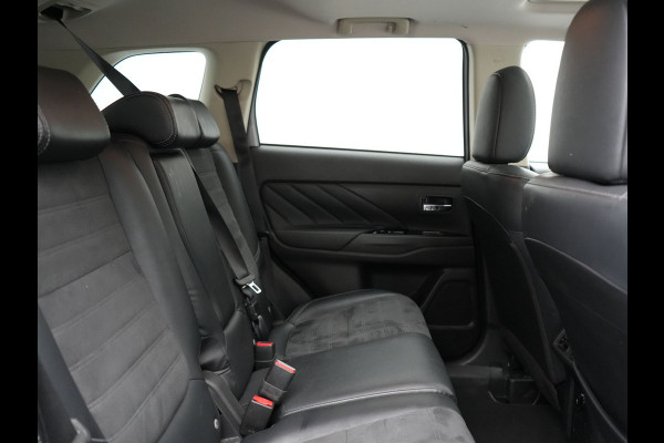 Mitsubishi Outlander 2.4 Intense0+ Plug In Hybrid 225pk Dealer O.H. PHEV | Trekhaak Afneembaar | Schuif-/Kanteldak | Camera | Sportstoelen & Stuur Verwarmd | LED Koplampen | Keyless | Apple Carplay | Blis | DAB |