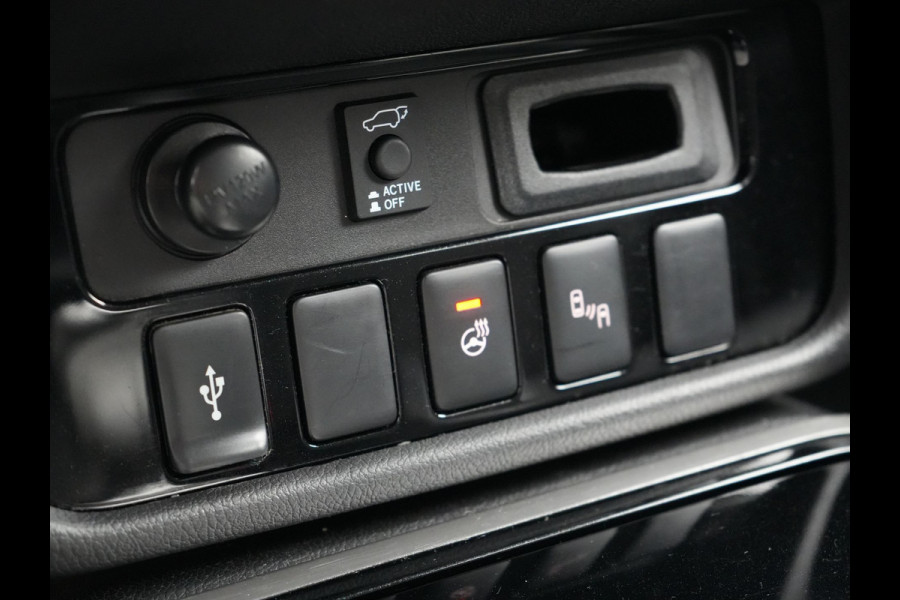 Mitsubishi Outlander 2.4 Intense0+ Plug In Hybrid 225pk Dealer O.H. PHEV | Trekhaak Afneembaar | Schuif-/Kanteldak | Camera | Sportstoelen & Stuur Verwarmd | LED Koplampen | Keyless | Apple Carplay | Blis | DAB |