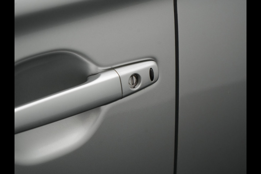 Mitsubishi Outlander 2.4 Intense0+ Plug In Hybrid 225pk Dealer O.H. PHEV | Trekhaak Afneembaar | Schuif-/Kanteldak | Camera | Sportstoelen & Stuur Verwarmd | LED Koplampen | Keyless | Apple Carplay | Blis | DAB |