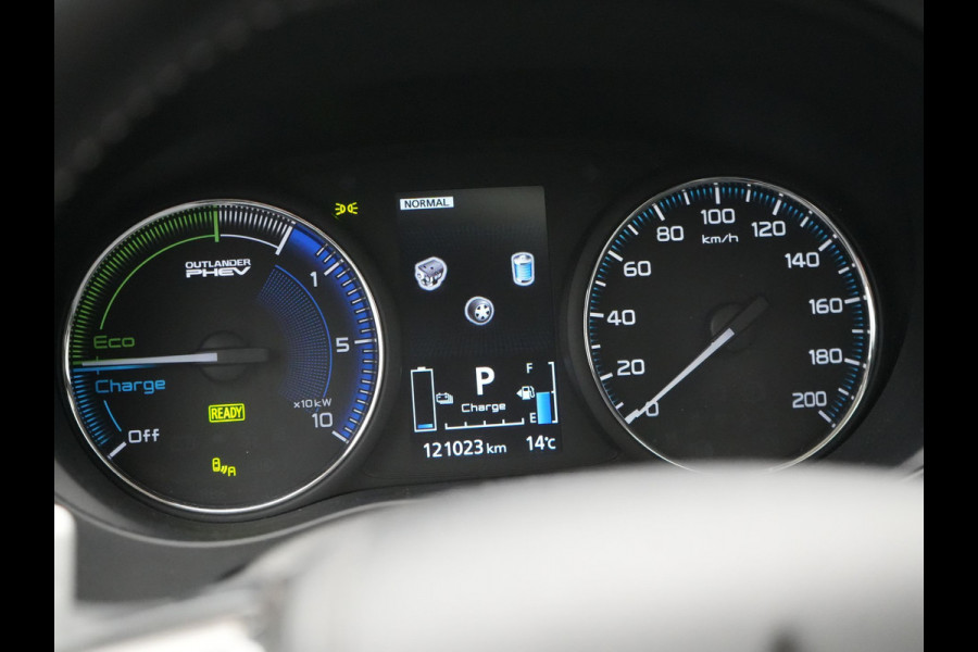 Mitsubishi Outlander 2.4 Intense0+ Plug In Hybrid 225pk Dealer O.H. PHEV | Trekhaak Afneembaar | Schuif-/Kanteldak | Camera | Sportstoelen & Stuur Verwarmd | LED Koplampen | Keyless | Apple Carplay | Blis | DAB |