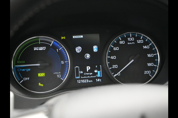 Mitsubishi Outlander 2.4 Intense0+ Plug In Hybrid 225pk Dealer O.H. PHEV | Trekhaak Afneembaar | Schuif-/Kanteldak | Camera | Sportstoelen & Stuur Verwarmd | LED Koplampen | Keyless | Apple Carplay | Blis | DAB |