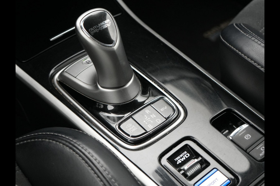 Mitsubishi Outlander 2.4 Intense0+ Plug In Hybrid 225pk Dealer O.H. PHEV | Trekhaak Afneembaar | Schuif-/Kanteldak | Camera | Sportstoelen & Stuur Verwarmd | LED Koplampen | Keyless | Apple Carplay | Blis | DAB |