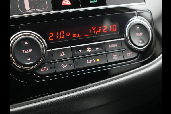 Mitsubishi Outlander 2.4 Intense0+ Plug In Hybrid 225pk Dealer O.H. PHEV | Trekhaak Afneembaar | Schuif-/Kanteldak | Camera | Sportstoelen & Stuur Verwarmd | LED Koplampen | Keyless | Apple Carplay | Blis | DAB |