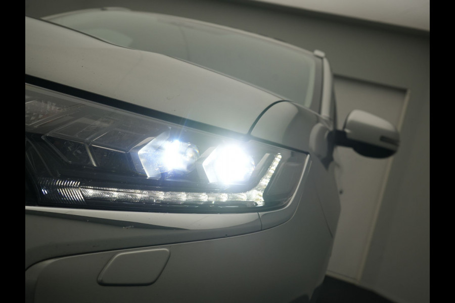 Mitsubishi Outlander 2.4 Intense0+ Plug In Hybrid 225pk Dealer O.H. PHEV | Trekhaak Afneembaar | Schuif-/Kanteldak | Camera | Sportstoelen & Stuur Verwarmd | LED Koplampen | Keyless | Apple Carplay | Blis | DAB |
