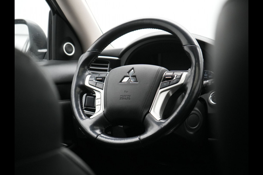 Mitsubishi Outlander 2.4 Intense0+ Plug In Hybrid 225pk Dealer O.H. PHEV | Trekhaak Afneembaar | Schuif-/Kanteldak | Camera | Sportstoelen & Stuur Verwarmd | LED Koplampen | Keyless | Apple Carplay | Blis | DAB |