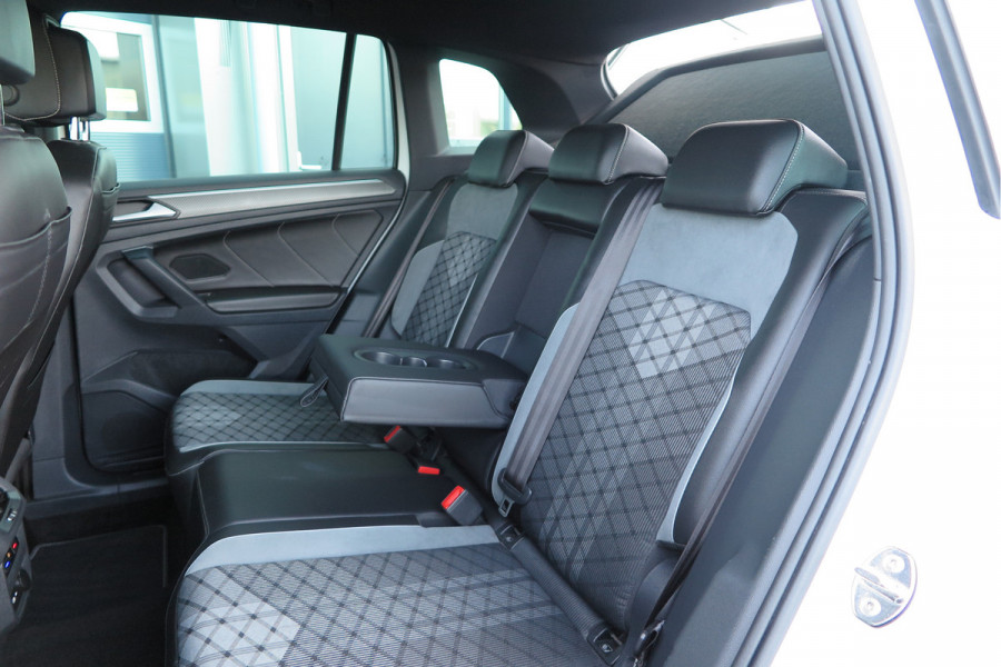 Volkswagen Tiguan 1.5 TSI 150pk DSG 2xR-Line Virtual Cockpit , Trekhaak, Camera , Navi , DAB+ , Carplay , Led verlichting etc.