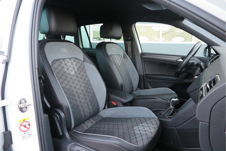 Volkswagen Tiguan 1.5 TSI 150pk DSG 2xR-Line Virtual Cockpit , Trekhaak, Camera , Navi , DAB+ , Carplay , Led verlichting etc.