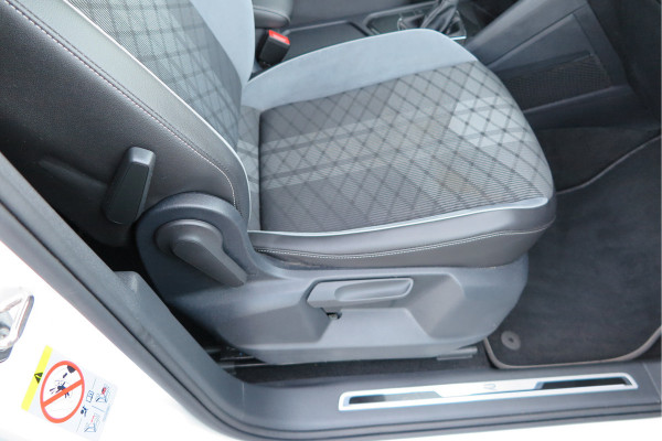 Volkswagen Tiguan 1.5 TSI 150pk DSG 2xR-Line Virtual Cockpit , Trekhaak, Camera , Navi , DAB+ , Carplay , Led verlichting etc.