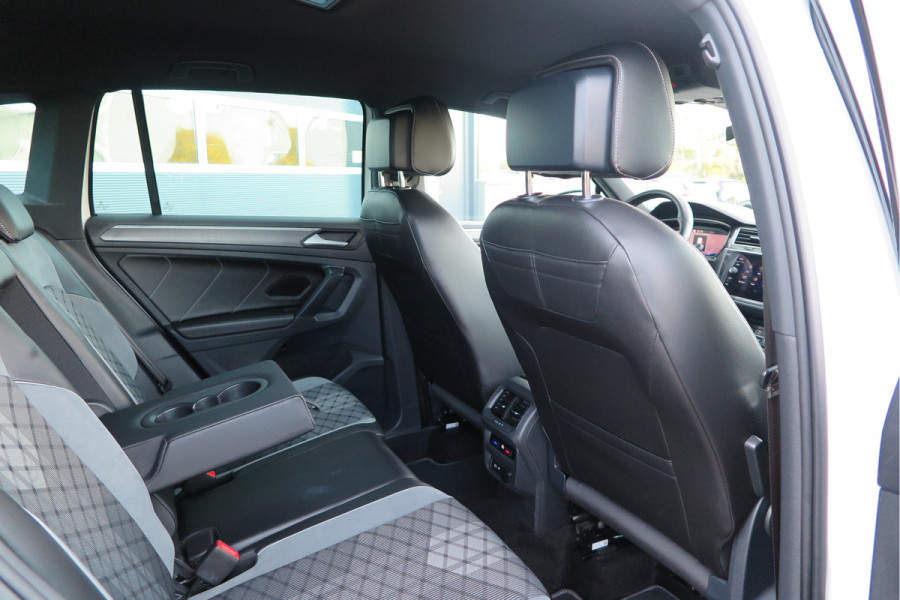 Volkswagen Tiguan 1.5 TSI 150pk DSG 2xR-Line Virtual Cockpit , Trekhaak, Camera , Navi , DAB+ , Carplay , Led verlichting etc.