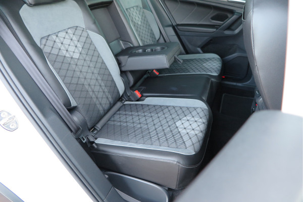 Volkswagen Tiguan 1.5 TSI 150pk DSG 2xR-Line Virtual Cockpit , Trekhaak, Camera , Navi , DAB+ , Carplay , Led verlichting etc.