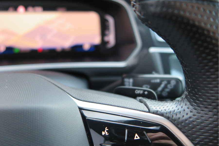 Volkswagen Tiguan 1.5 TSI 150pk DSG 2xR-Line Virtual Cockpit , Trekhaak, Camera , Navi , DAB+ , Carplay , Led verlichting etc.