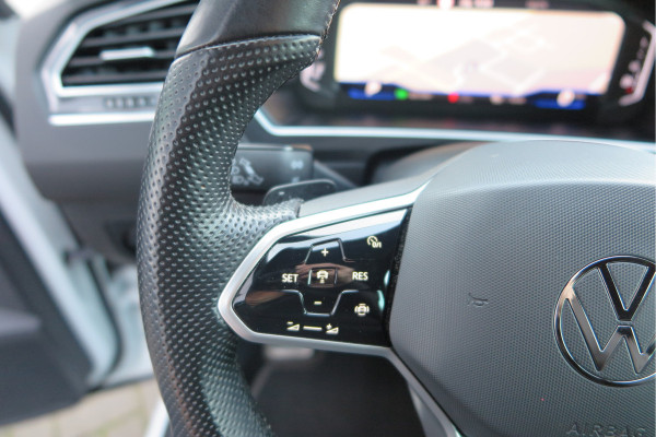Volkswagen Tiguan 1.5 TSI 150pk DSG 2xR-Line Virtual Cockpit , Trekhaak, Camera , Navi , DAB+ , Carplay , Led verlichting etc.