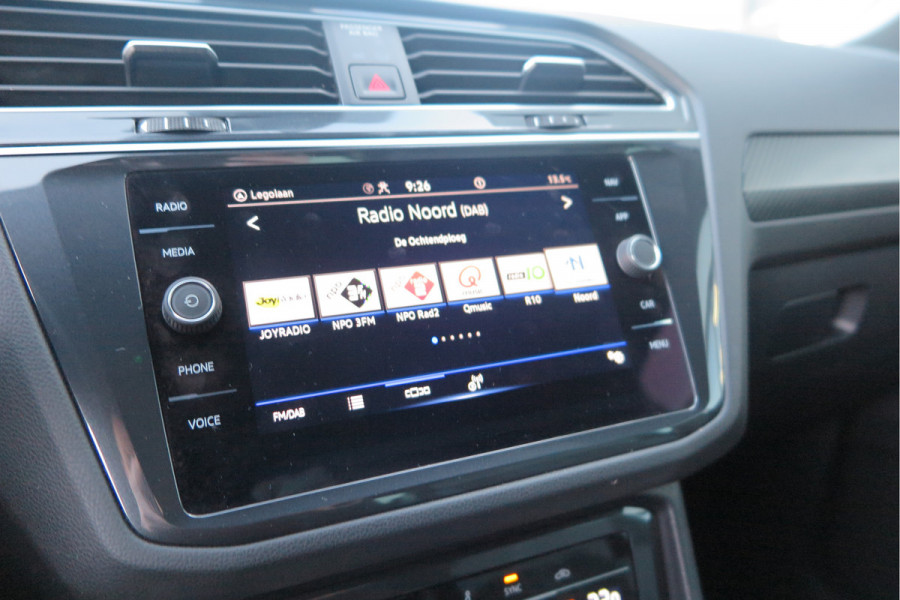 Volkswagen Tiguan 1.5 TSI 150pk DSG 2xR-Line Virtual Cockpit , Trekhaak, Camera , Navi , DAB+ , Carplay , Led verlichting etc.