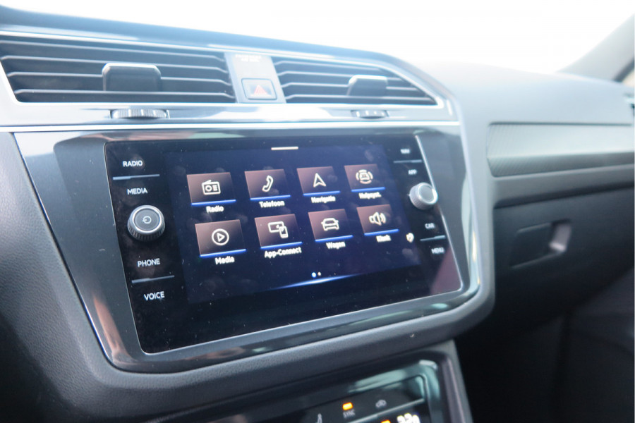 Volkswagen Tiguan 1.5 TSI 150pk DSG 2xR-Line Virtual Cockpit , Trekhaak, Camera , Navi , DAB+ , Carplay , Led verlichting etc.