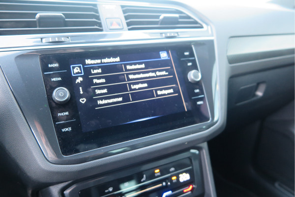 Volkswagen Tiguan 1.5 TSI 150pk DSG 2xR-Line Virtual Cockpit , Trekhaak, Camera , Navi , DAB+ , Carplay , Led verlichting etc.