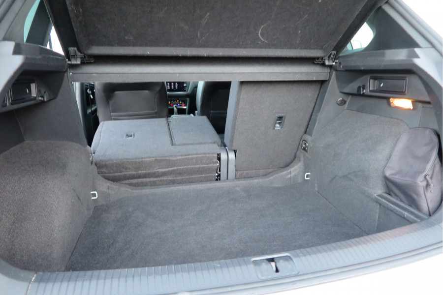 Volkswagen Tiguan 1.5 TSI 150pk DSG 2xR-Line Virtual Cockpit , Trekhaak, Camera , Navi , DAB+ , Carplay , Led verlichting etc.