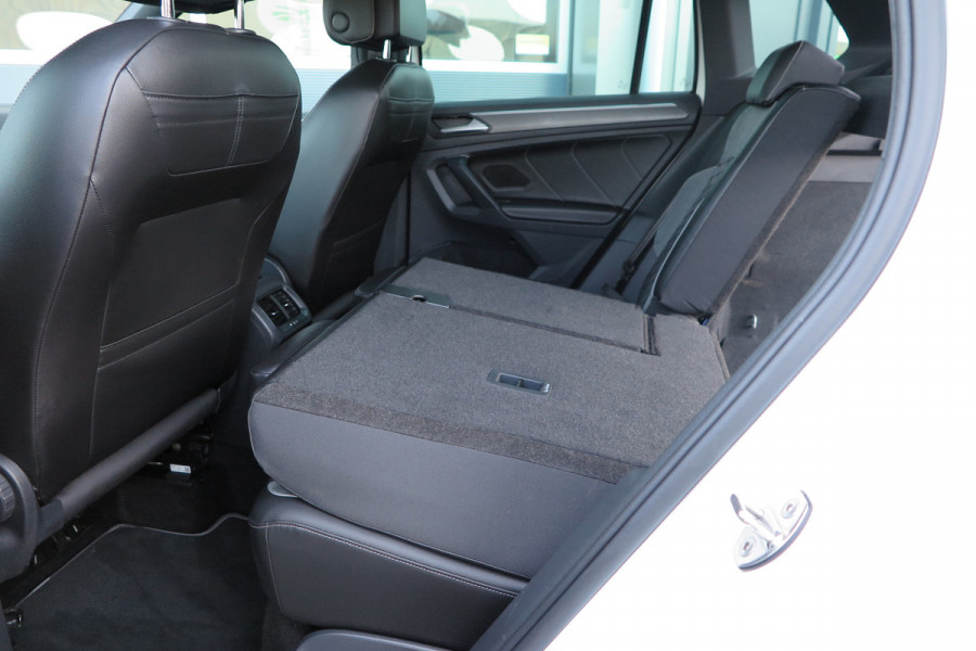 Volkswagen Tiguan 1.5 TSI 150pk DSG 2xR-Line Virtual Cockpit , Trekhaak, Camera , Navi , DAB+ , Carplay , Led verlichting etc.