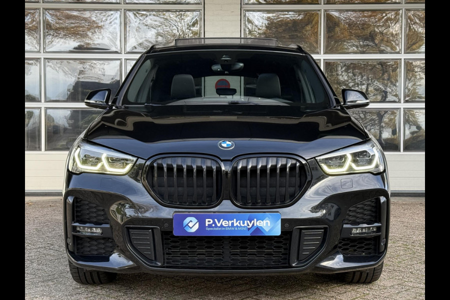 BMW X1 xDrive25e M SPORT | PANORAMA | ELEKTR. STOELEN | HARMAN KARDON | LEDER | 19 INCH LM VELGEN | TREKHAAK |