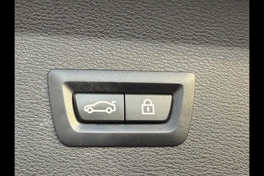 BMW X1 xDrive25e M SPORT | PANORAMA | ELEKTR. STOELEN | HARMAN KARDON | LEDER | 19 INCH LM VELGEN | TREKHAAK |