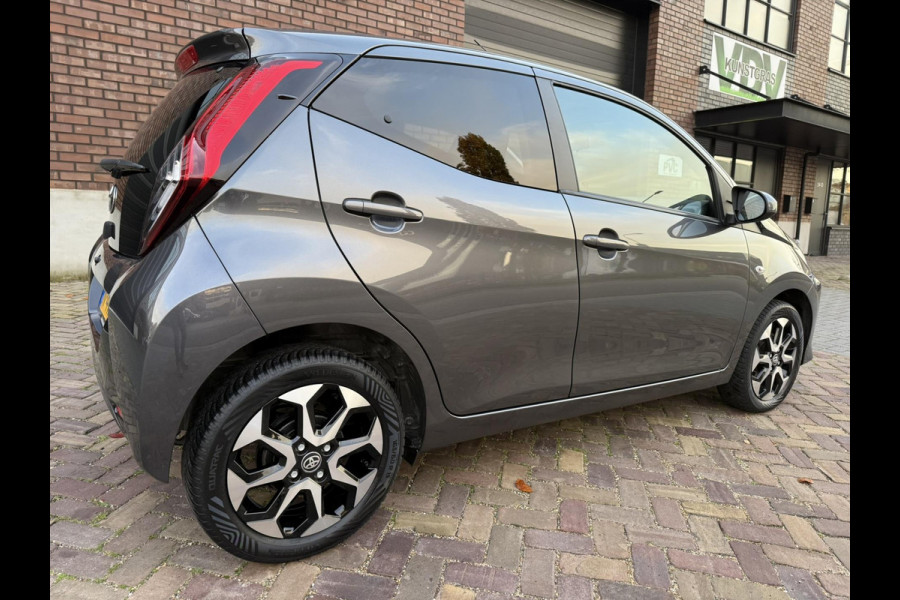 Toyota Aygo 1.0 VVT-i x-joy / Camera / Carplay / Clima / ALL-Season / 1e Eigenaar / NED-AYGO / LED-Verlichting