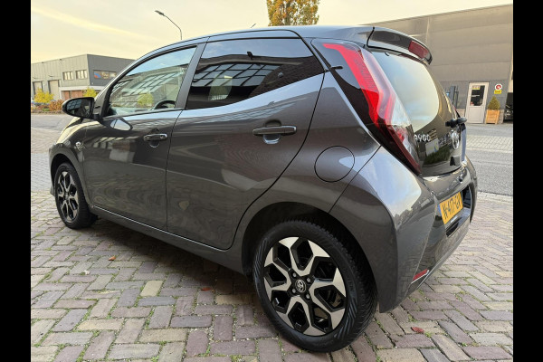 Toyota Aygo 1.0 VVT-i x-joy / Camera / Carplay / Clima / ALL-Season / 1e Eigenaar / NED-AYGO / LED-Verlichting