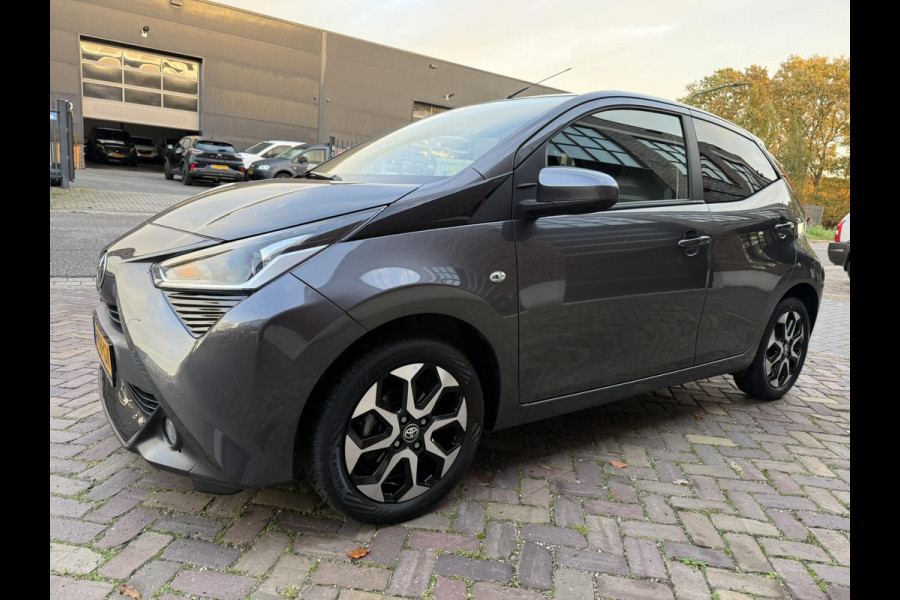 Toyota Aygo 1.0 VVT-i x-joy / Camera / Carplay / Clima / ALL-Season / 1e Eigenaar / NED-AYGO / LED-Verlichting