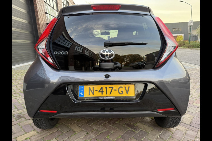 Toyota Aygo 1.0 VVT-i x-joy / Camera / Carplay / Clima / ALL-Season / 1e Eigenaar / NED-AYGO / LED-Verlichting