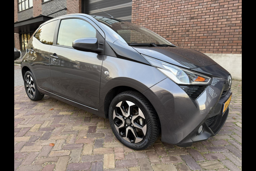 Toyota Aygo 1.0 VVT-i x-joy / Camera / Carplay / Clima / ALL-Season / 1e Eigenaar / NED-AYGO / LED-Verlichting