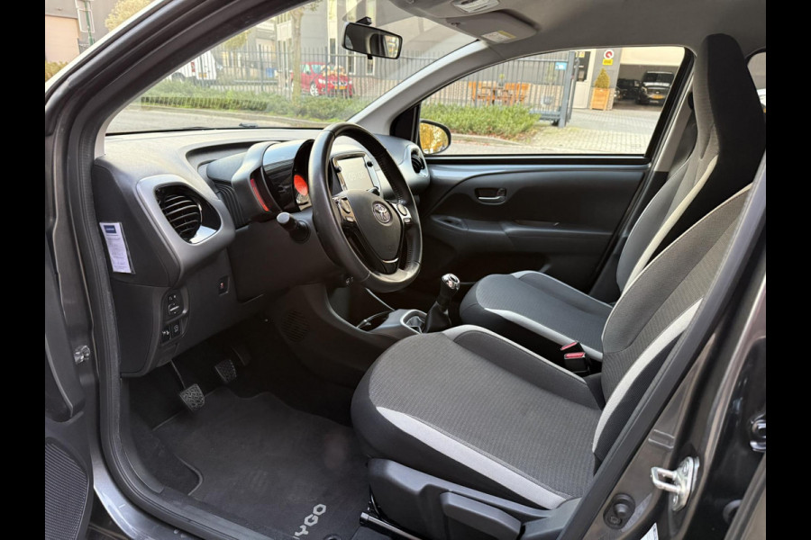 Toyota Aygo 1.0 VVT-i x-joy / Camera / Carplay / Clima / ALL-Season / 1e Eigenaar / NED-AYGO / LED-Verlichting