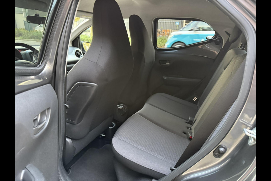 Toyota Aygo 1.0 VVT-i x-joy / Camera / Carplay / Clima / ALL-Season / 1e Eigenaar / NED-AYGO / LED-Verlichting