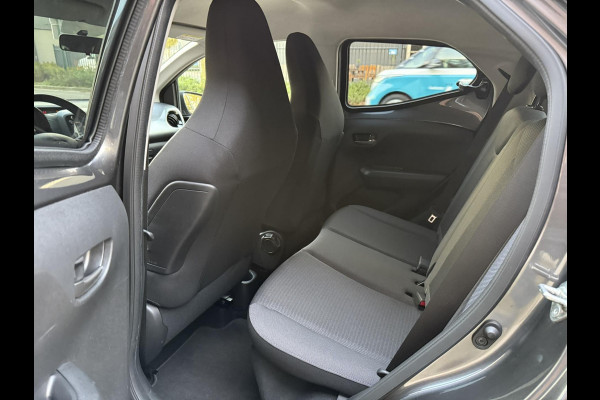 Toyota Aygo 1.0 VVT-i x-joy / Camera / Carplay / Clima / ALL-Season / 1e Eigenaar / NED-AYGO / LED-Verlichting
