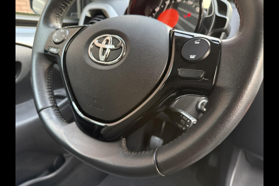 Toyota Aygo 1.0 VVT-i x-joy / Camera / Carplay / Clima / ALL-Season / 1e Eigenaar / NED-AYGO / LED-Verlichting
