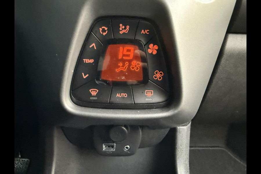 Toyota Aygo 1.0 VVT-i x-joy / Camera / Carplay / Clima / ALL-Season / 1e Eigenaar / NED-AYGO / LED-Verlichting