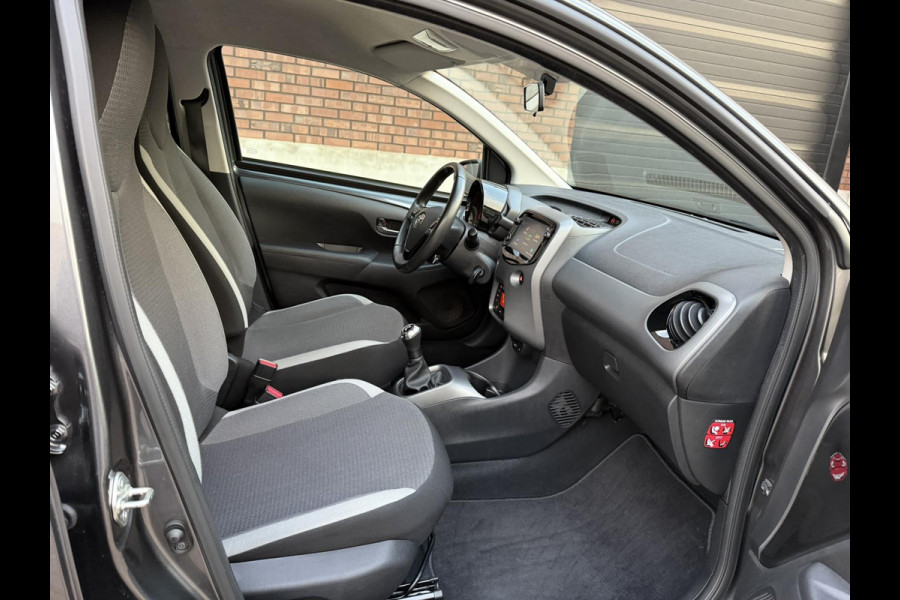 Toyota Aygo 1.0 VVT-i x-joy / Camera / Carplay / Clima / ALL-Season / 1e Eigenaar / NED-AYGO / LED-Verlichting