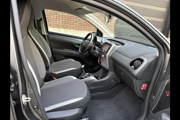 Toyota Aygo 1.0 VVT-i x-joy / Camera / Carplay / Clima / ALL-Season / 1e Eigenaar / NED-AYGO / LED-Verlichting