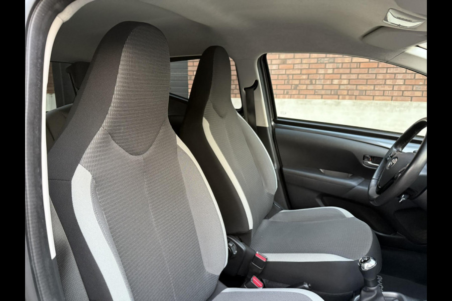 Toyota Aygo 1.0 VVT-i x-joy / Camera / Carplay / Clima / ALL-Season / 1e Eigenaar / NED-AYGO / LED-Verlichting