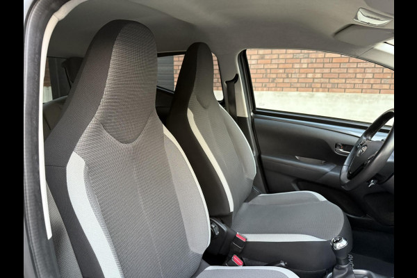 Toyota Aygo 1.0 VVT-i x-joy / Camera / Carplay / Clima / ALL-Season / 1e Eigenaar / NED-AYGO / LED-Verlichting