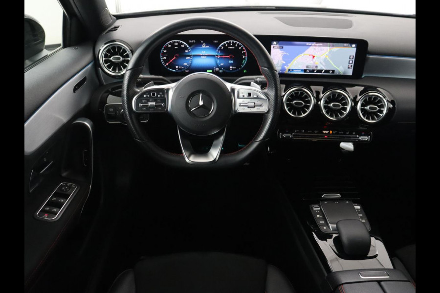 Mercedes-Benz A-Klasse 250e AMG Limited | Carplay | Stoelverwarming | Camera | Leder/Alcantara | Navigatie | Park Assist | Sfeerverlichting | Full LED | Climate control | Widescreen | Cruise control | PHEV | Plug In