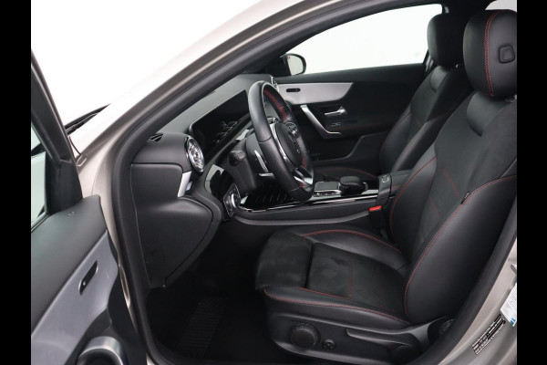 Mercedes-Benz A-Klasse 250e AMG Limited | Carplay | Stoelverwarming | Camera | Leder/Alcantara | Navigatie | Park Assist | Sfeerverlichting | Full LED | Climate control | Widescreen | Cruise control | PHEV | Plug In