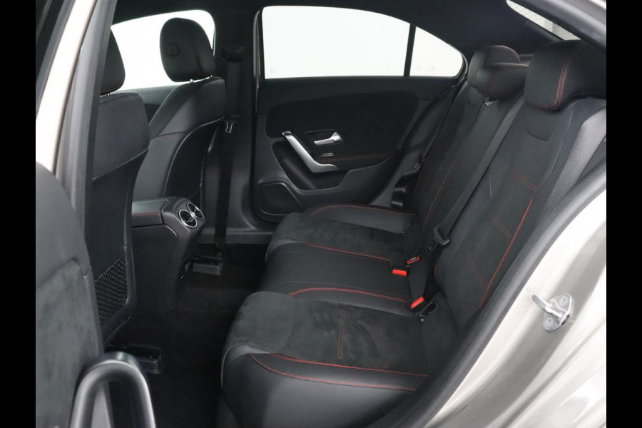 Mercedes-Benz A-Klasse 250e AMG Limited | Carplay | Stoelverwarming | Camera | Leder/Alcantara | Navigatie | Park Assist | Sfeerverlichting | Full LED | Climate control | Widescreen | Cruise control | PHEV | Plug In