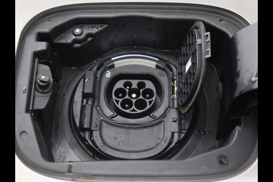 Mercedes-Benz A-Klasse 250e AMG Limited | Carplay | Stoelverwarming | Camera | Leder/Alcantara | Navigatie | Park Assist | Sfeerverlichting | Full LED | Climate control | Widescreen | Cruise control | PHEV | Plug In