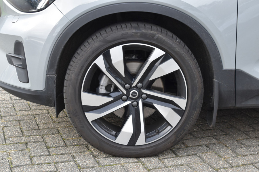 Volvo XC40 B4 211PK Automaat Core | ACC | 20"LMV | Trekhaak | BLIS | Camera | Stoelverwarming | Stuurverwarming |