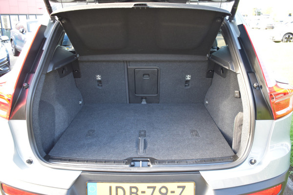 Volvo XC40 B4 211PK Automaat Core | ACC | 20"LMV | Trekhaak | BLIS | Camera | Stoelverwarming | Stuurverwarming |